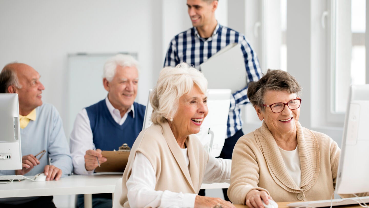 Personas mayores en un taller