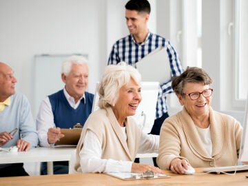 Personas mayores en un taller