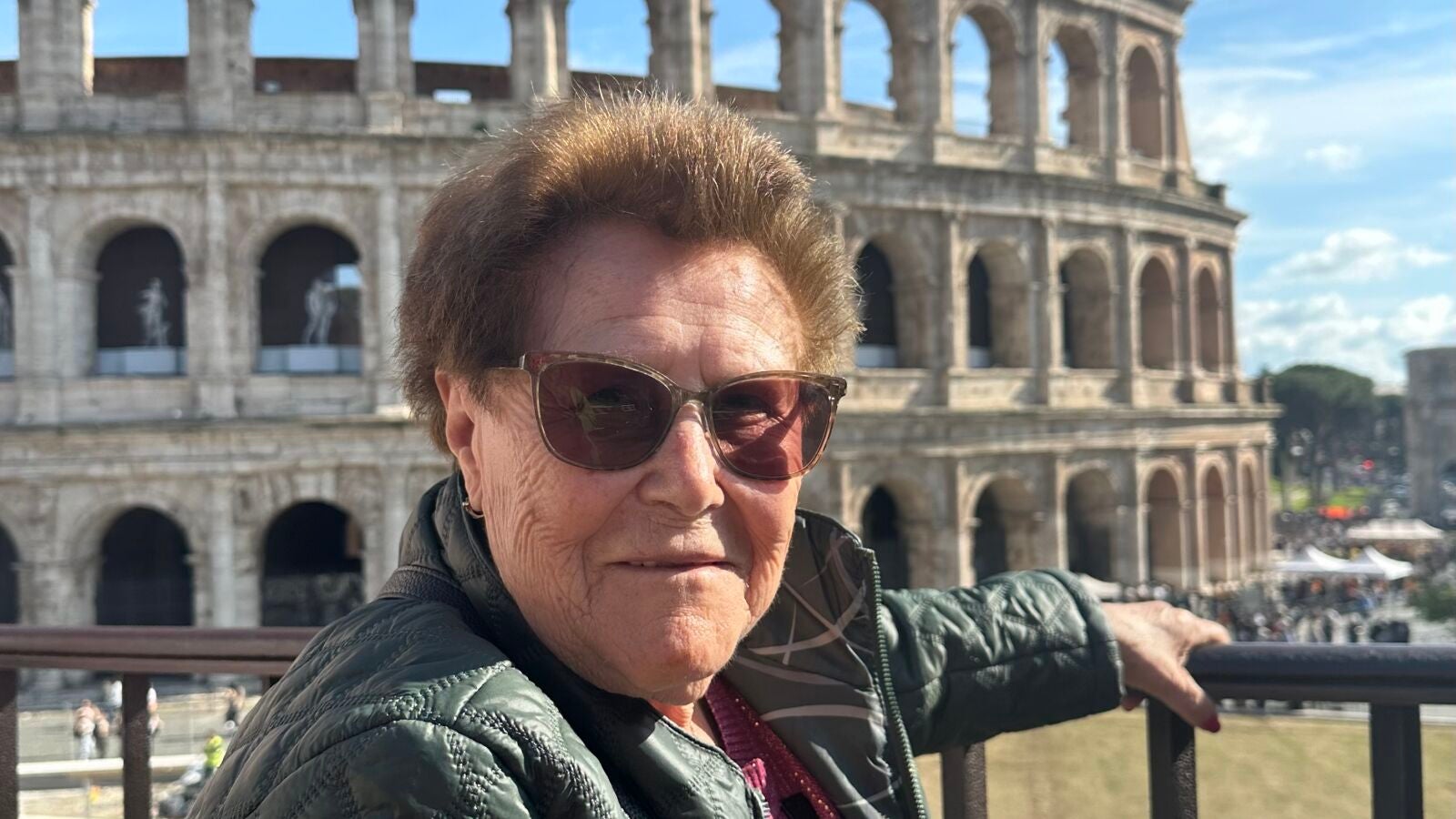 Mari Carmen, de 88 años, cumple el sueño de su vida: viajar a Roma en su primer vuelo en avión