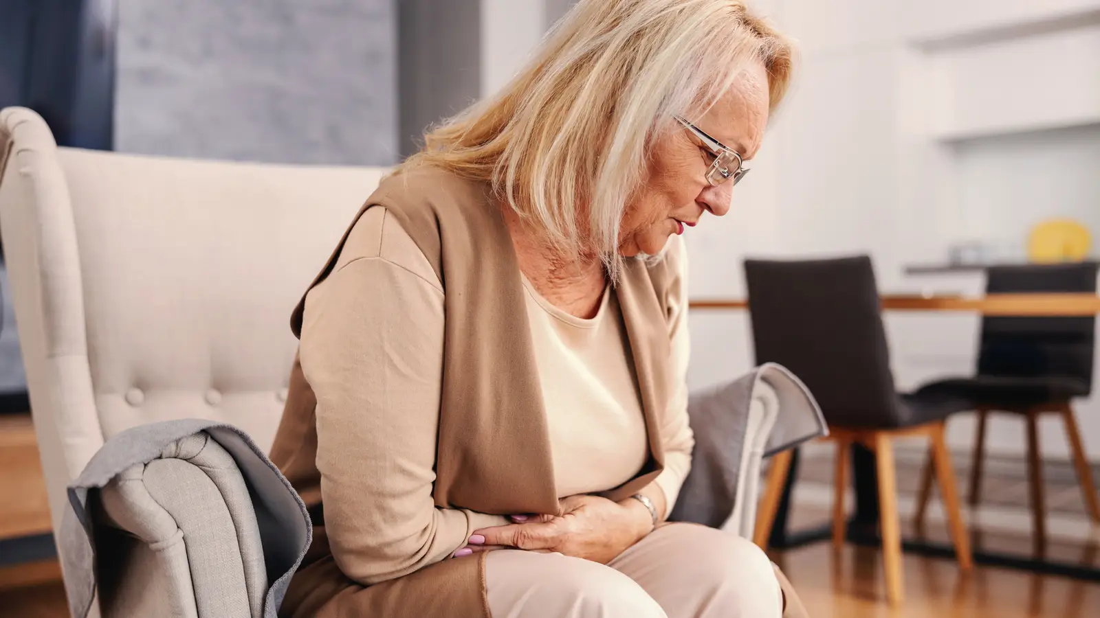 Descubren que los dolores digestivos persistentes duplican el riesgo de Párkinson y Alzheimer