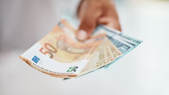 Mano sujetando dinero