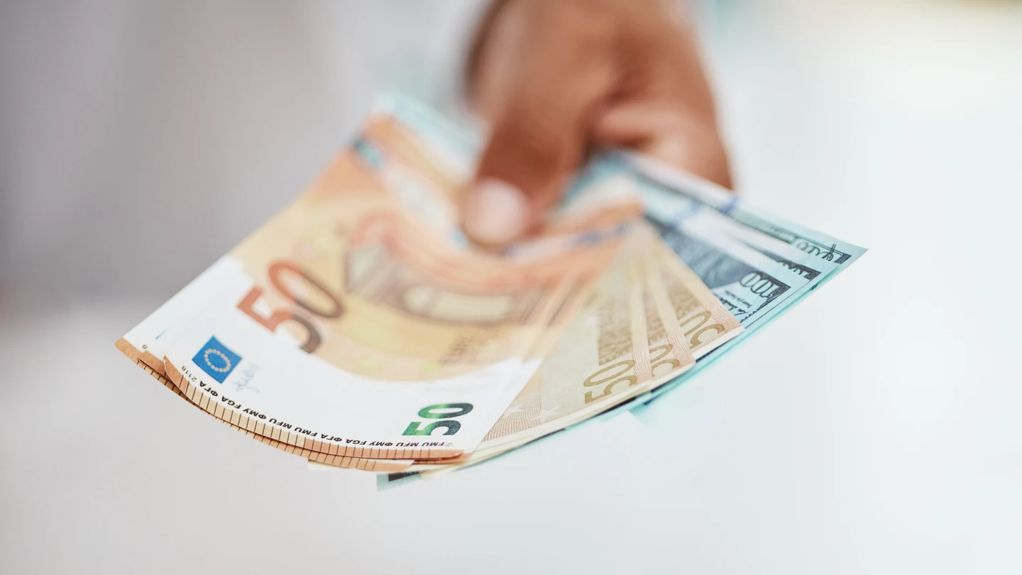 Mano sujetando dinero Mano sujetando dinero