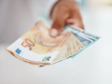 Mano sujetando dinero