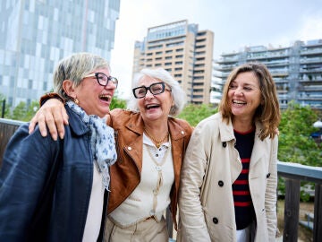 Mujeres mayores riendo por la ciudad