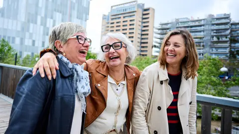 Mujeres mayores riendo por la ciudad Mujeres mayores riendo por la ciudad