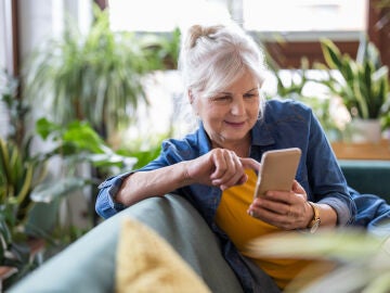 Mujer mayor usando un tel&eacute;fono m&oacute;vil