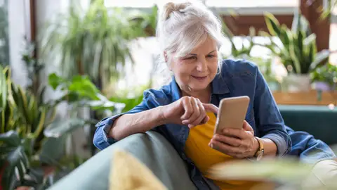Mujer mayor usando un teléfono móvil Mujer mayor usando un teléfono móvil