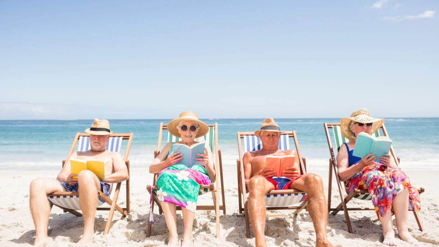 Personas mayores disfrutando del sol en la playa