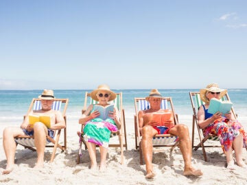 Personas mayores disfrutando del sol en la playa