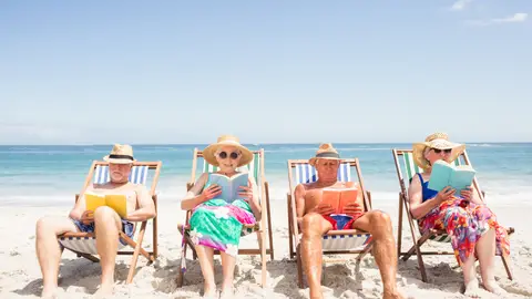 Personas mayores disfrutando del sol en la playa Personas mayores disfrutando del sol en la playa