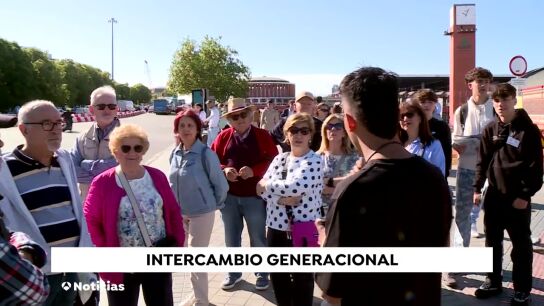 J&oacute;venes de instituto dan un tour hist&oacute;rico por la ciudad de Madrid a personas mayores