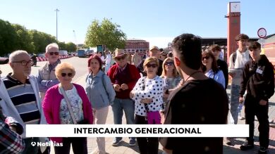 Jóvenes de instituto dan un tour histórico por la ciudad de Madrid a personas mayores