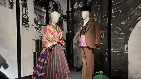 Muestra de indumentaria tradicional expuesta en el museo del traje Muestra de indumentaria tradicional expuesta en el museo del traje