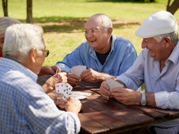 Grupo de personas mayores jugando a las cartas