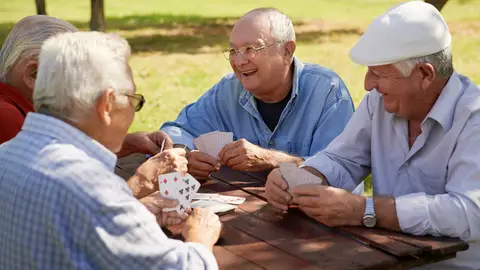 Grupo de personas mayores jugando a las cartas Grupo de personas mayores jugando a las cartas