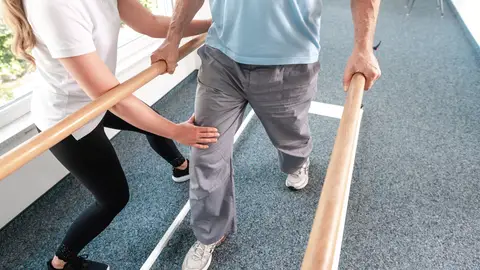 Hombre tratando de caminar Hombre tratando de caminar