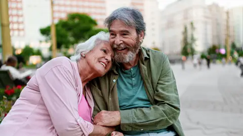 Pareja mayor sentada en un banco Pareja mayor sentada en un banco