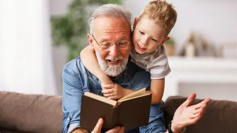 Un abuelo con su nieto leyendo un libro Un abuelo con su nieto leyendo un libro