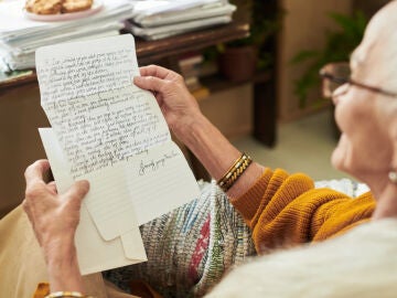 Se&ntilde;ora mayor leyendo una carta manuscrita