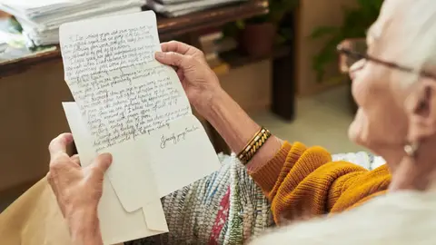 Señora mayor leyendo una carta manuscrita Señora mayor leyendo una carta manuscrita