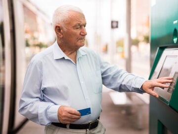 Hombre mayor usando un cajero autom&aacute;tico