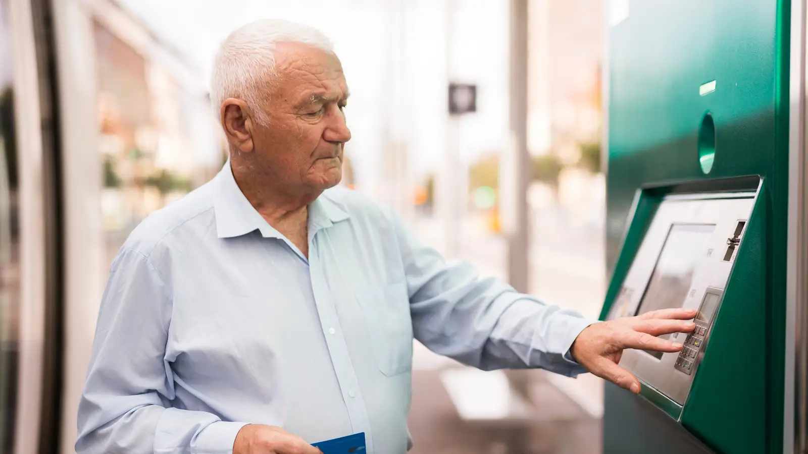 Las novedades que incorporan los cajeros automáticos que ayudará a las personas mayores