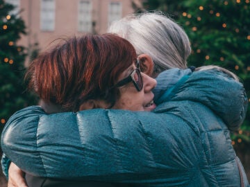 Dos mujeres abraz&aacute;ndose