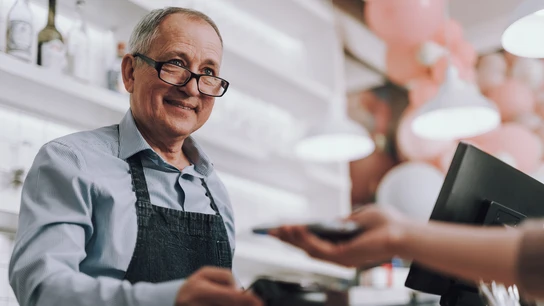 Hombre mayor trabajando Hombre mayor trabajando