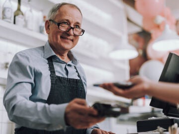 Hombre mayor trabajando