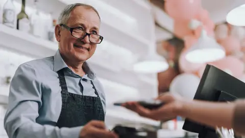 Hombre mayor trabajando Hombre mayor trabajando