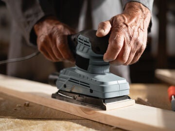 Persona mayor trabajando