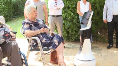 Así es Doña Paquita, el robot que acompaña a las personas mayores en una residencia de Alicante