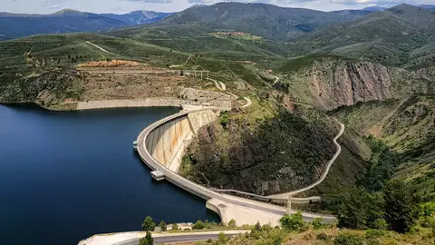 Vista del embalse y presa del Atazar Vista del embalse y presa del Atazar