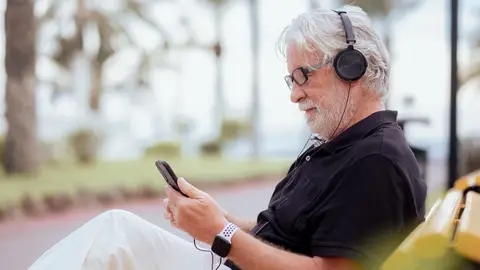 Hombre escuchando música Hombre escuchando música