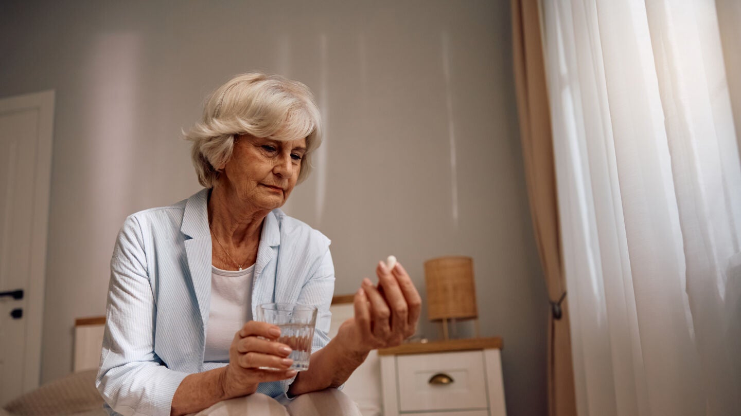 Mujer tomando pastillas para dormir