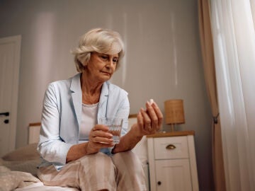 Mujer tomando pastillas para dormir