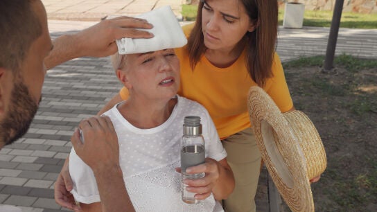 Una mujer sufriendo un golpe de calor