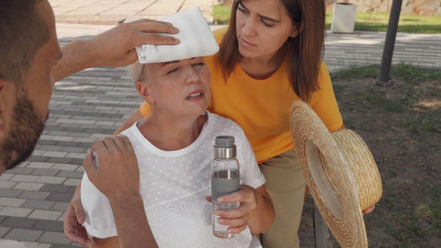 Una mujer sufriendo un golpe de calor