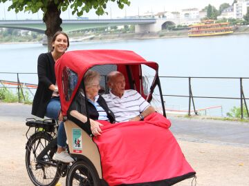 Personas mayor en triciclo