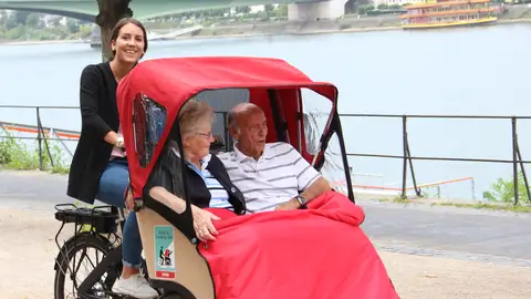 Personas mayor en triciclo Personas mayor en triciclo