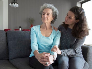 Mujer mayor enfadada junto a una mujer joven