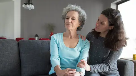 Mujer mayor enfadada junto a una mujer joven Mujer mayor enfadada junto a una mujer joven