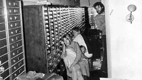 Los empleados de un banco con su secuestrador, Clark Olofssonen Los empleados de un banco con su secuestrador, Clark Olofssonen