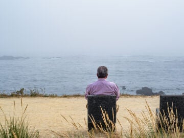 Hombre solo en la playa