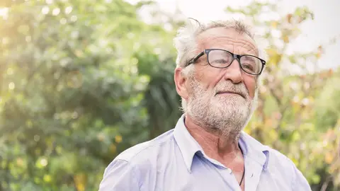 Hombre mayor con sensación de soledad Hombre mayor con sensación de soledad