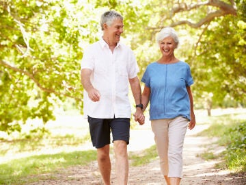 Personas mayores caminando