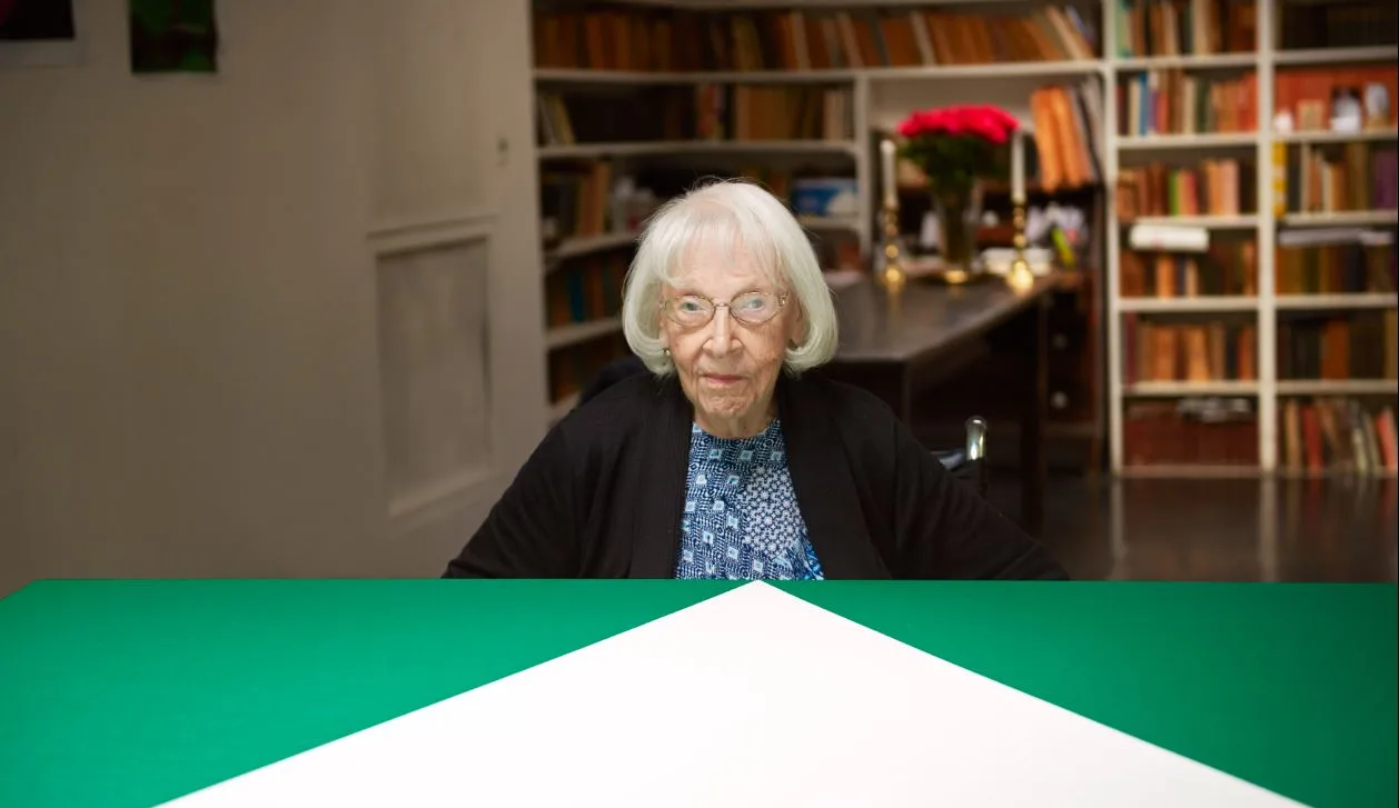 Carmen Herrera en su apartamento