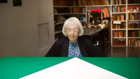 Carmen Herrera en su apartamento Carmen Herrera en su apartamento