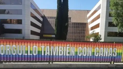 Una de las pancartas que ha sido atacada en la sede del Imserso. Una de las pancartas que ha sido atacada en la sede del Imserso.