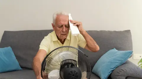Hombre mayor con calor Hombre mayor con calor